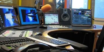 بلاغ بشأن اتفاق تاريخي في قطاع الإذاعات والتلفزات الخاصة