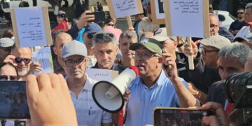 الجسم الصحفي يحتج أمام البرلمان للمطالبة بتنظيم ذاتي مستقل لمهنة الصحافة والنشر